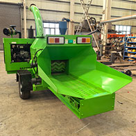 Brush Chipper with chain feed conveyor